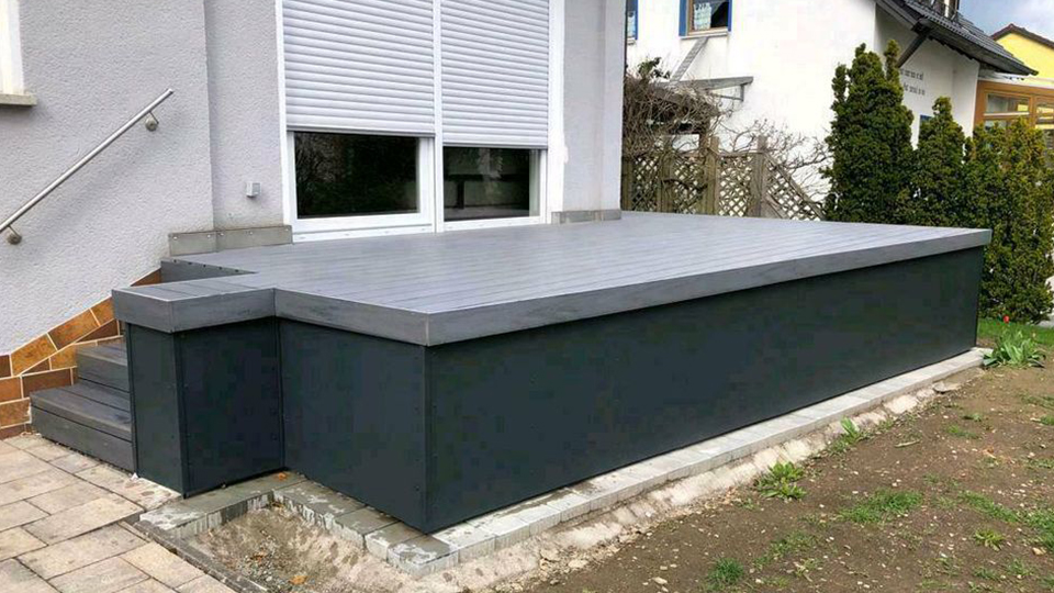 Bild einer erfolgreich angebrachten Fassade an einem Beton-Terrassensockel